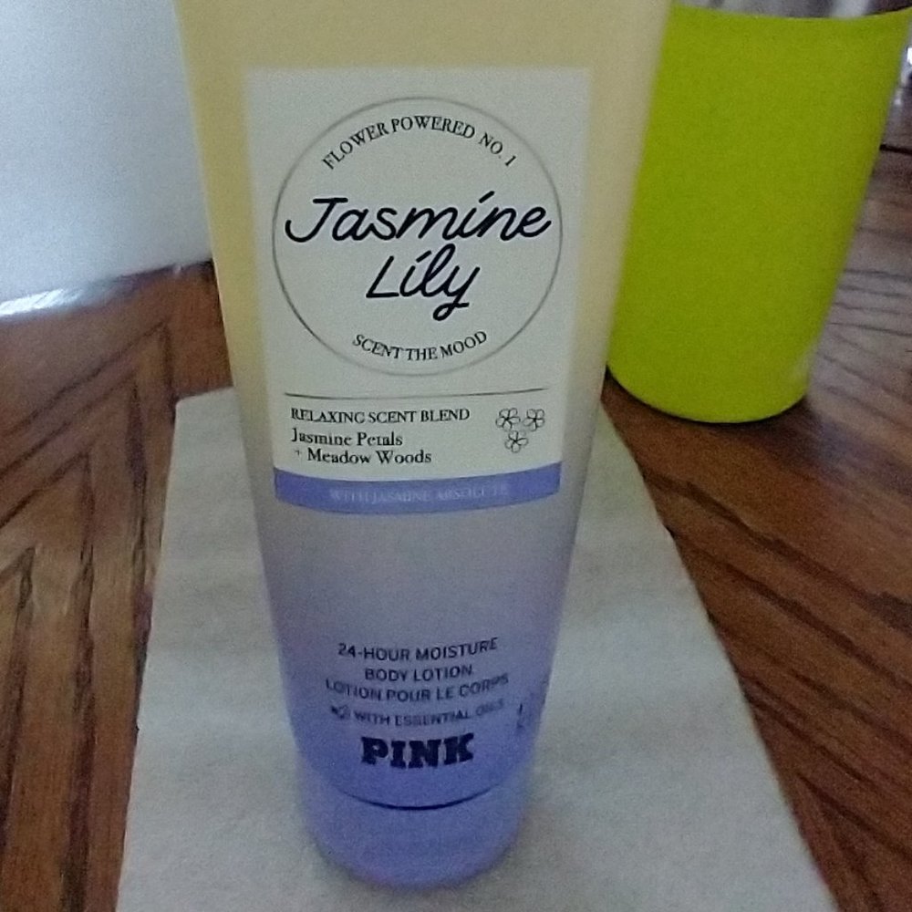 PINK Victoria's Secret - Jasmine Lily Body Lotion
